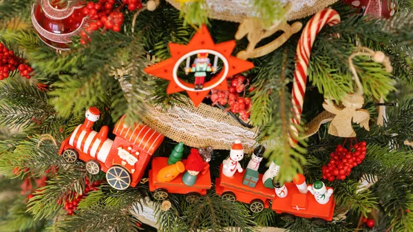 Tradycyjne Drewniane Zabawki Świąteczne Drzewie Iglastym Zbliżenie Choinka Pięknymi Zabawkami — Zdjęcie stockowe