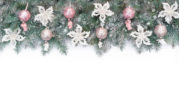 Рождественский Фон Гирляндой Еловых Ветвей Блестящими Шариками Розовых Шампанских Цветах — стоковое фото