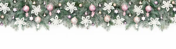 长长的横幅上挂满了圣诞树花环 装饰着粉色和金色的闪闪发光的球体 白色的花朵 背景为带复制空间的设计模板 配有彩色圣诞浴盆 — 图库照片