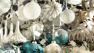 Noel ağacı süslemeleri kapanıyor. Noel Pazarı hediyelik eşya rafı. Noel hediyeleri alınırken iyi bir yeni yıl ruhu. Noel malzemeleri mağazasında dekoru indirimi.