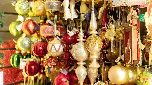 Χριστουγεννιάτικα Παιχνίδια Και Μπάλες Στην Χριστουγεννιάτικη Αγορά Όμορφη Ασυνήθιστη Διακόσμηση — Φωτογραφία Αρχείου