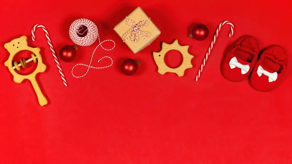 Vánoční Prapor Hračky Doplňky Pro Novorozence Červeném Pozadí Kopírovacím Prostorem — Stock fotografie