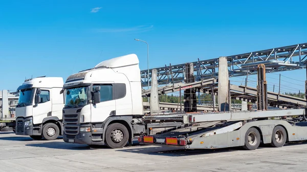 Trucks Car Transporter Trailers Car Transporters Stand Gates Shipment New — Stock Photo, Image