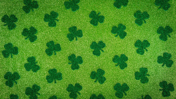 Знамя Дня Святого Патрика с трилистниками. Узор листьев клевера на зеленом глиттерном фоне с пространством для копирования. Шаблон дизайна символов удачи для рекламного баннера или поздравительной открытки на день Патрика.