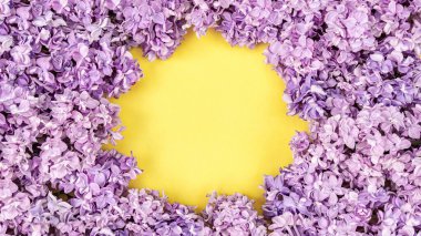 Fotokopi alanı olan limon sarısı arka planda leylak çiçekleri. Leylak çiçeklerinin arka planında parlak sarı bir delik. Limon ve lavanta tonlarında çiçek tasarımı şablonu.
