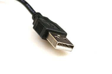 beyaz zemin üzerinde USB kablosu