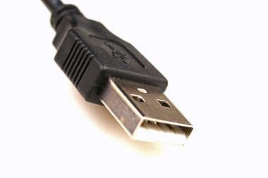 beyaz zemin üzerinde USB kablosu