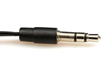 beyaz zemin üzerinde mikrofon jakı