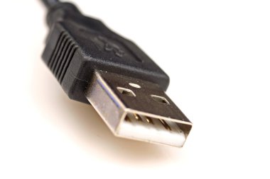 beyaz zemin üzerinde USB kablosu