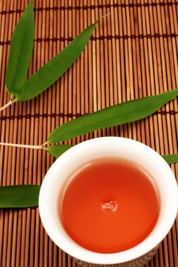 Bambu hasır üzerinde çay