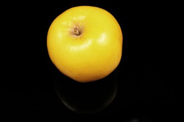 Siyah arkaplanda elma