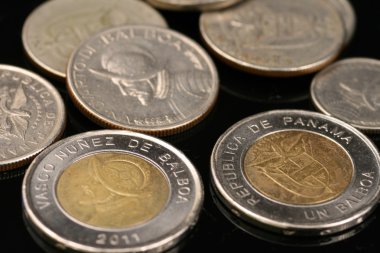 Panama balboa sikkeleri üzerinde siyah