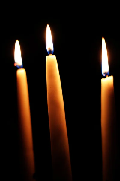 Trzy świece na czarnym tle — Zdjęcie stockowe