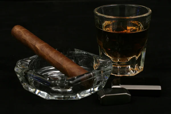 Cigare, whisky et attirail fumeur — Photo