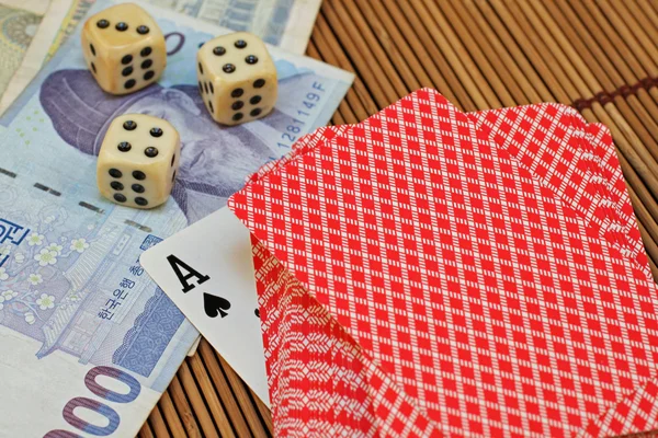 Pedaços de jogos com dinheiro asiático — Fotografia de Stock