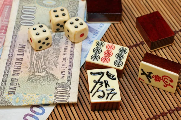 Gaming bitar med asiatiska pengar — Stockfoto
