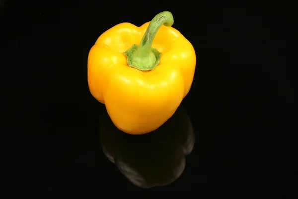 Yellow Peper на чёрном фоне — стоковое фото