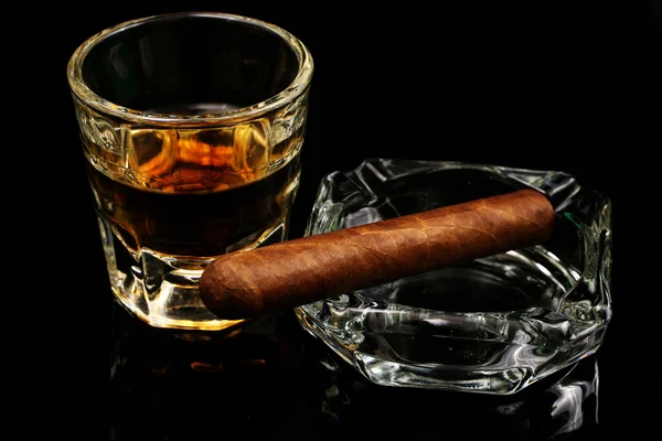 Whisky mit Zigarre — Stockfoto