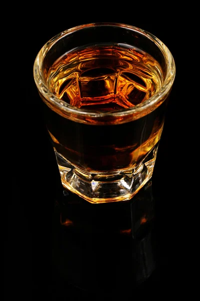Whisky glas in portret op zwart — Stockfoto