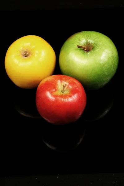 Яблуко на чорному фоні — стокове фото