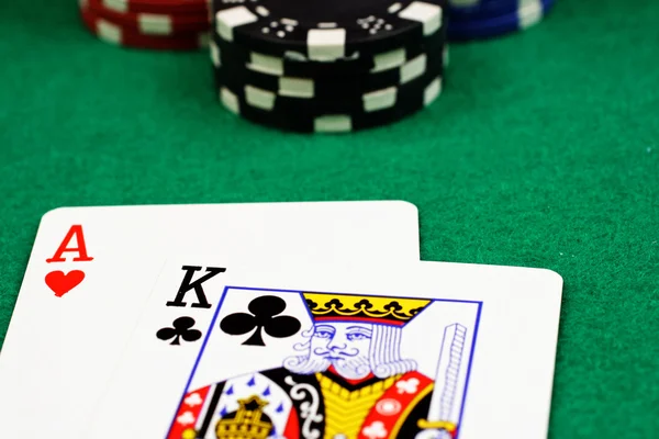 Blackjack och chips på nära håll — Stockfoto