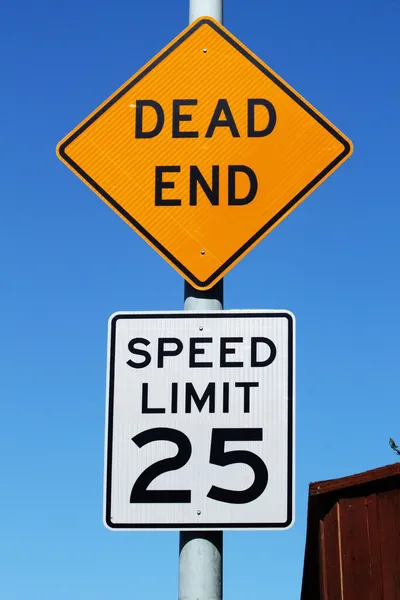 Мертвий кінець і знак швидкості — стокове фото