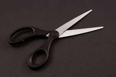 Siyah arkaplanda makas