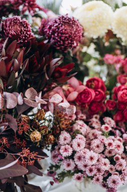 Buketler için bir sürü renkli çiçek