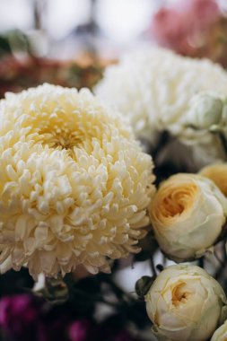 Buketler için bir sürü renkli çiçek