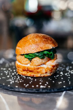 Taze ve lezzetli karides burgeri.