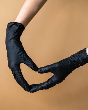 Tıbbi ve diğer endüstriler için farklı renklerde nitril eldivenler.