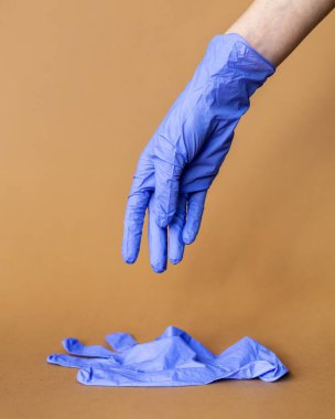 Tıbbi ve diğer endüstriler için farklı renklerde nitril eldivenler.