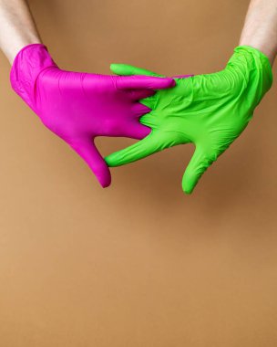Tıbbi ve diğer endüstriler için farklı renklerde nitril eldivenler.