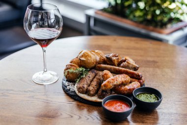 Farklı et türleriyle tabak.