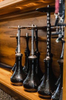 Salon barında nargile aletleri