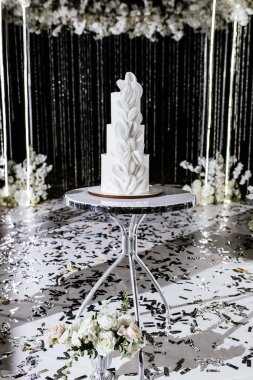 Gece yapılan zarif düğün pastası.