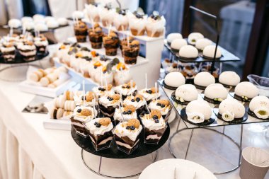 Düğün partisinde zarif bir çikolata.