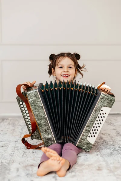 Маленька Дитина Грає Акордеоні Дівчина Тоддлер Вчиться Грати Музичному Інструменті — стокове фото