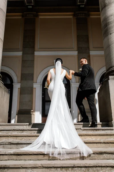 Vinnytsia Vinnytsia Ucrânia 2021 Casal Casamento Elegante Bela Noiva Belo — Fotografia de Stock