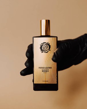 Vinnytsia Ukrayna - Eylül 2021: MEMO Paris parfüm yaratıcı fotoğrafçılık