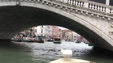 Venedik İtalya - Mayıs 2019: Venezia kanalları ve nehir tekneleri ve köprüleri olan lagünlerden kısa video