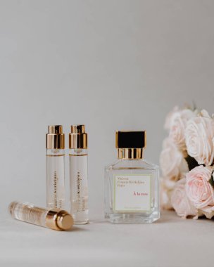 Vinnytsia Ukrayna - Kasım 2021: Maison Francis Kurkdjian parfüm yaratıcı fotoğrafçılık. Dünyanın en popüler parfümleri: Baccarat Rouge 540, Oud Cashmere Mood, A la rose, Amyris, Nazik Akışkanlık
