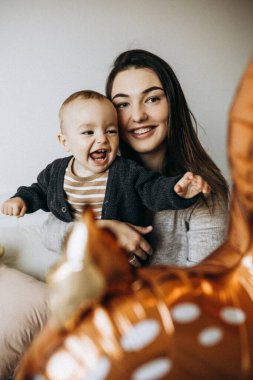 Gürültü efekti, samimi ve samimi aile fotoğrafı doğum günü pastası ve bolca eğlence ve duygu. Baba oğluna gitar çalmayı öğretiyor.