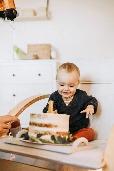Маленький Мальчик Ест Торт Свечой — стоковое фото