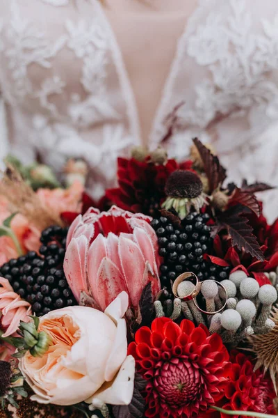 Zarif bir düğün buketi, köy tarzı, koyu çiçekler.