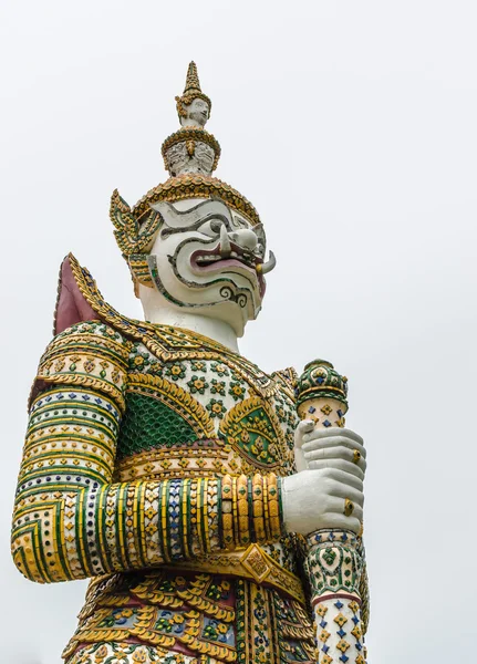 Riesenstatue isoliert auf weißem Grund. — Stockfoto