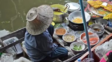 Vietnamca dolması gevrek omlet