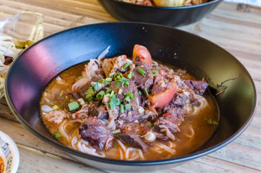 baharatlı domuz eti soslu Pirinç Noodle