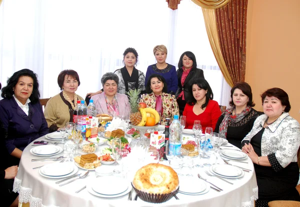 masadaki kadınlar