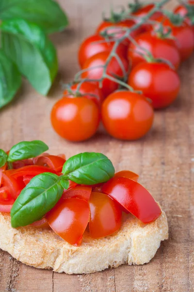 Brochette fraîche avec tomate et basilic — Photo